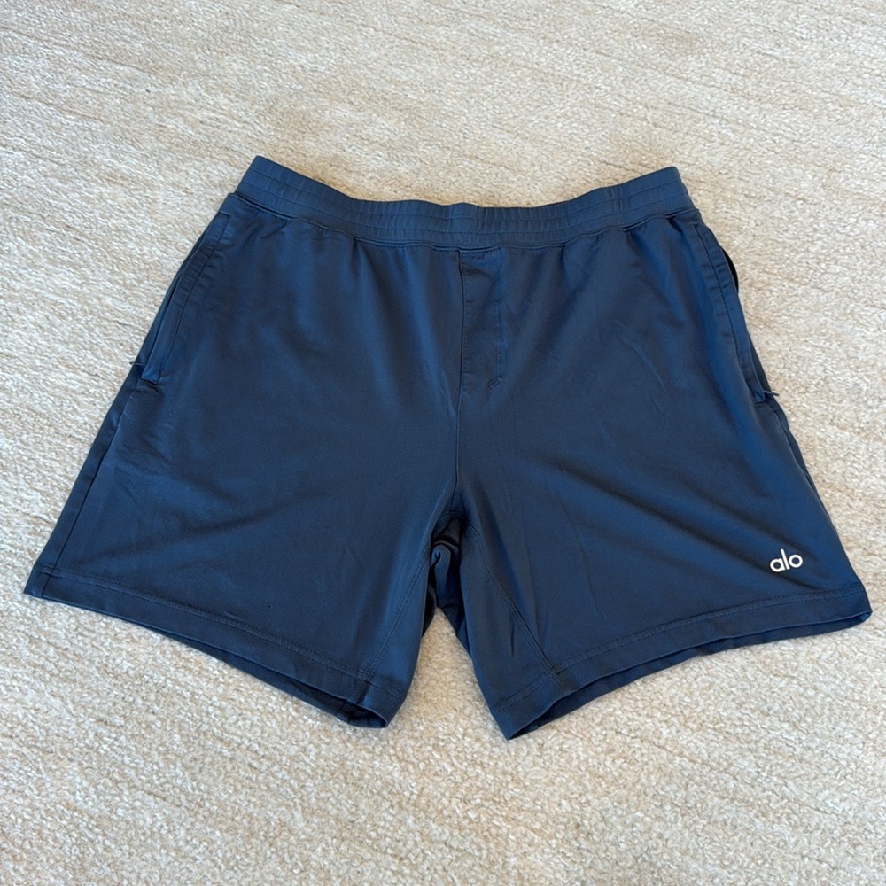 Men’s ALO yoga conquer react performance shorts 7” size M - bluestone color